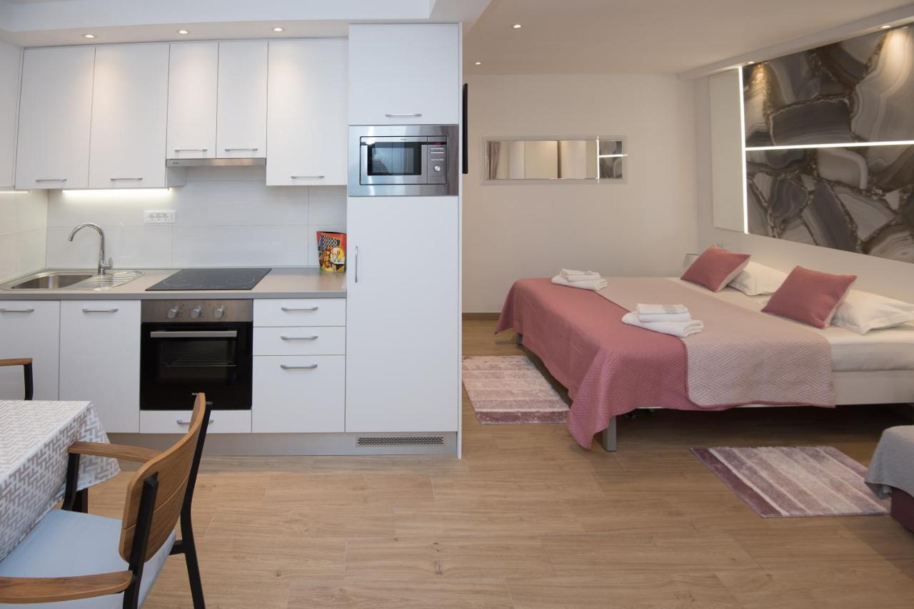 Luxury Studio Apartment Honeymoon Split Exteriör bild